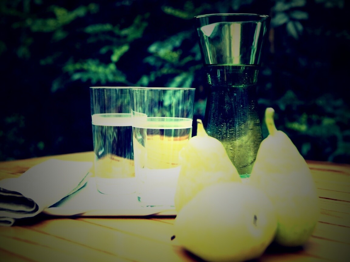 Стол с грушами обои