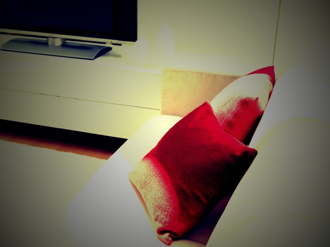 Подушки на диване обои