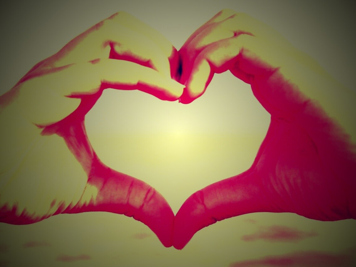 Руки сложенные сердечком обои