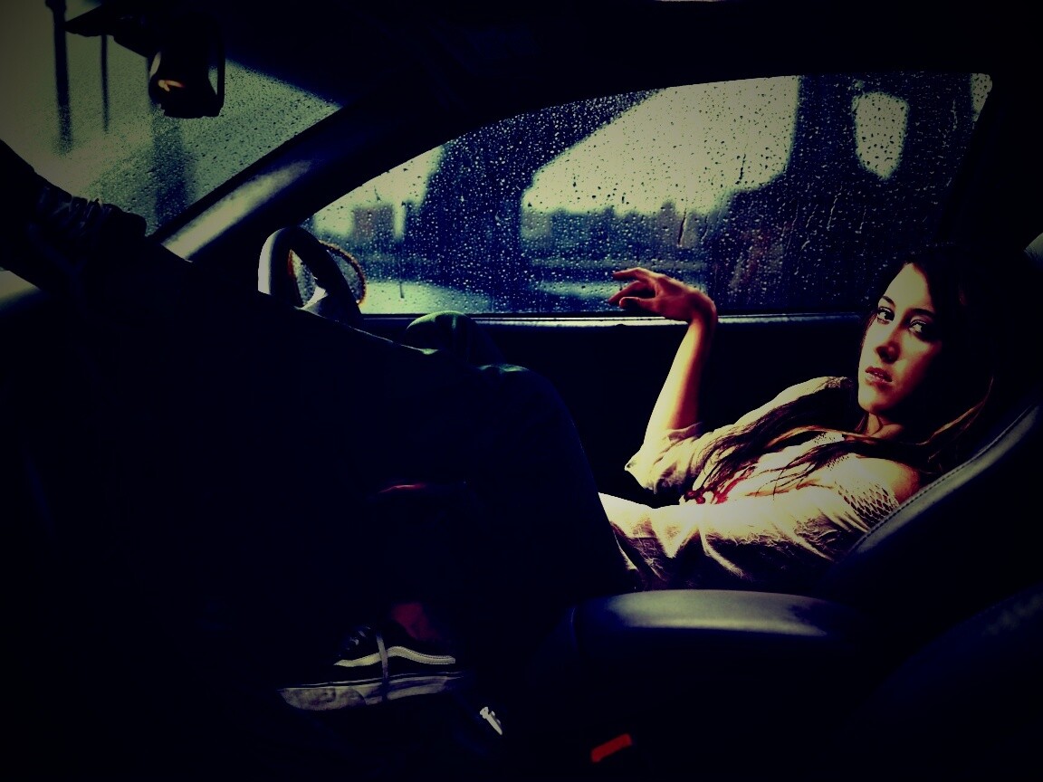 Девушка в автомобиле обои