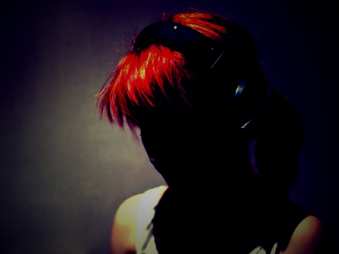 Рыжая в наушниках обои