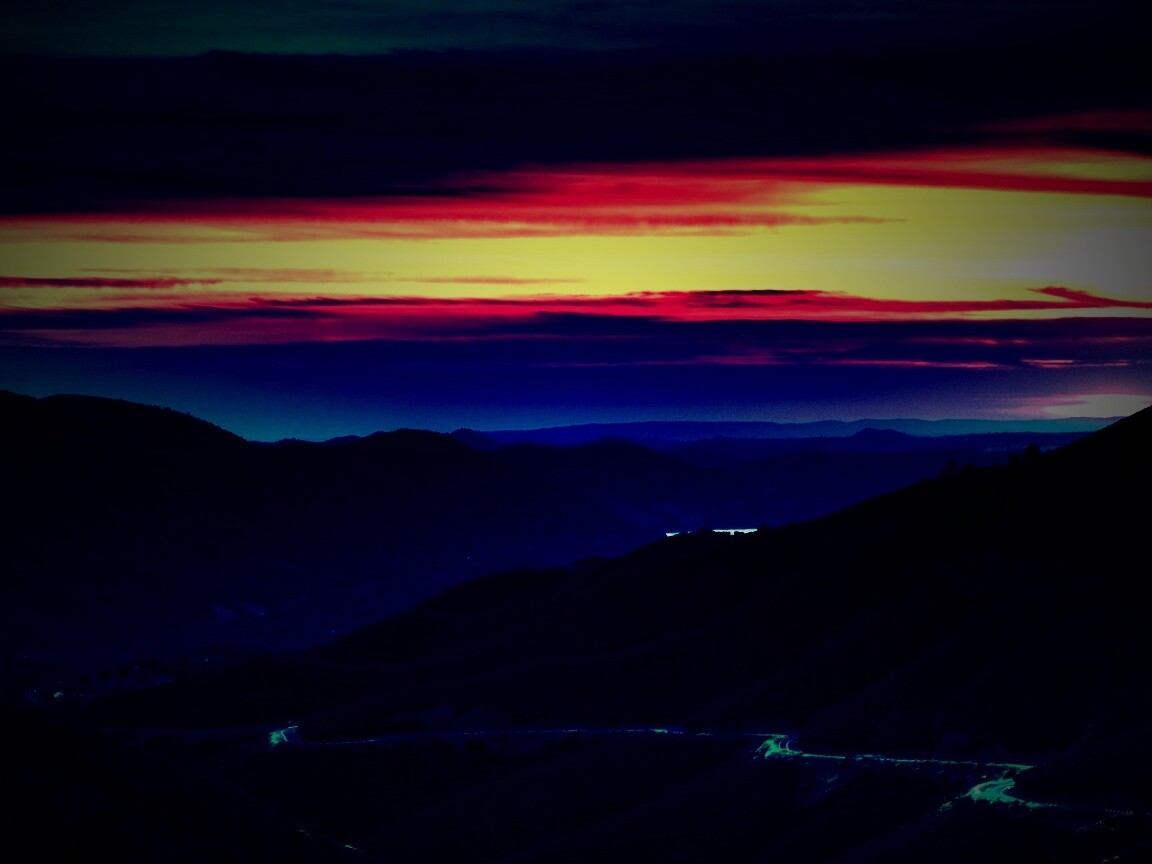 Закат на склонах гор обои