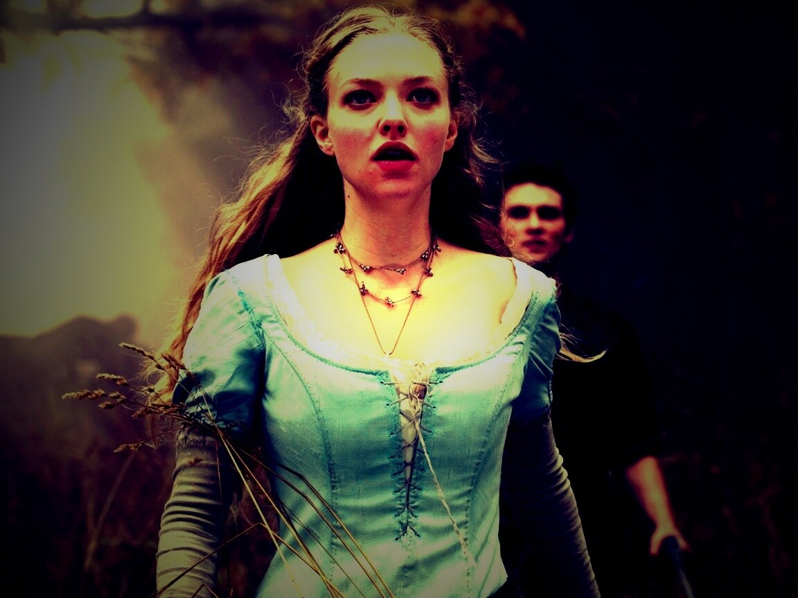 Аманда Сейфрид в Красной Шапочке обои