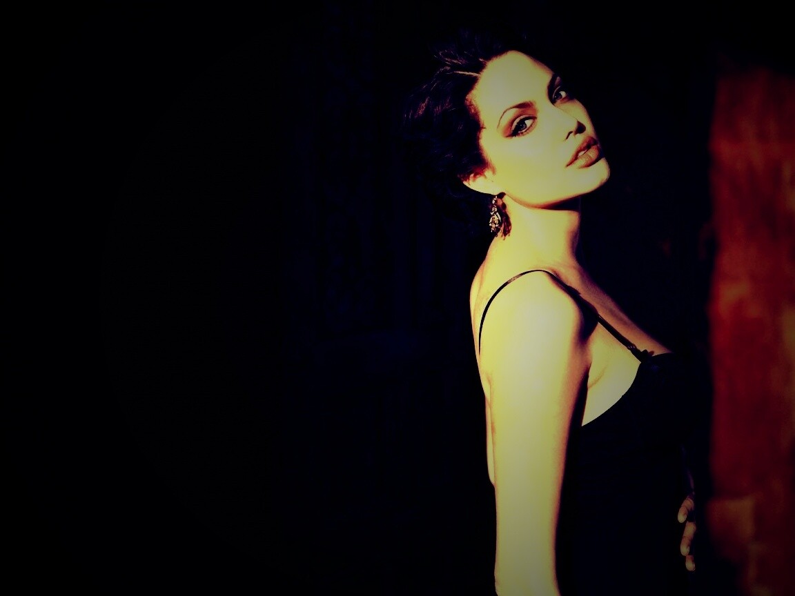 Анджелина Джоли в черном платье обои