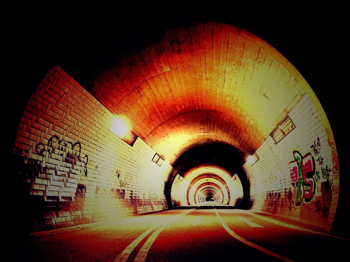 Тоннель и граффити на стенах обои