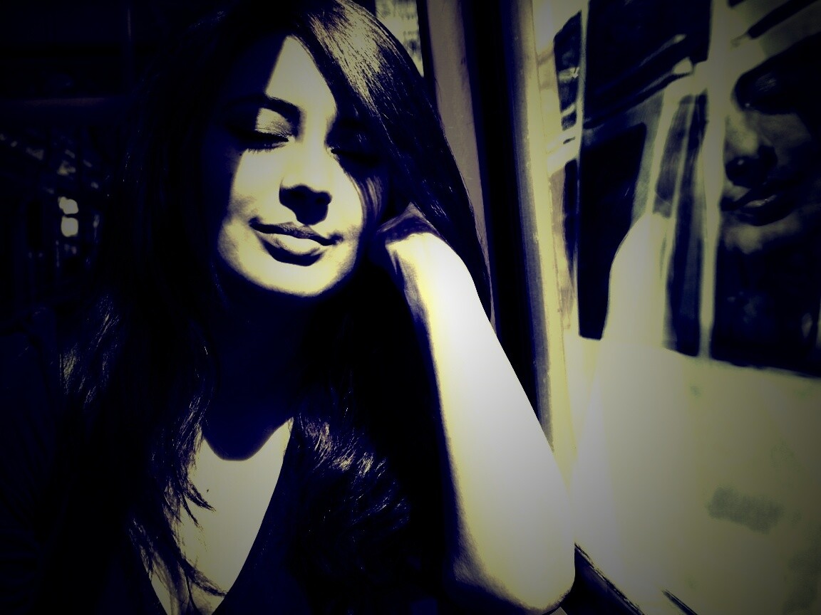 Девушка с закрытыми глазами в электричке обои