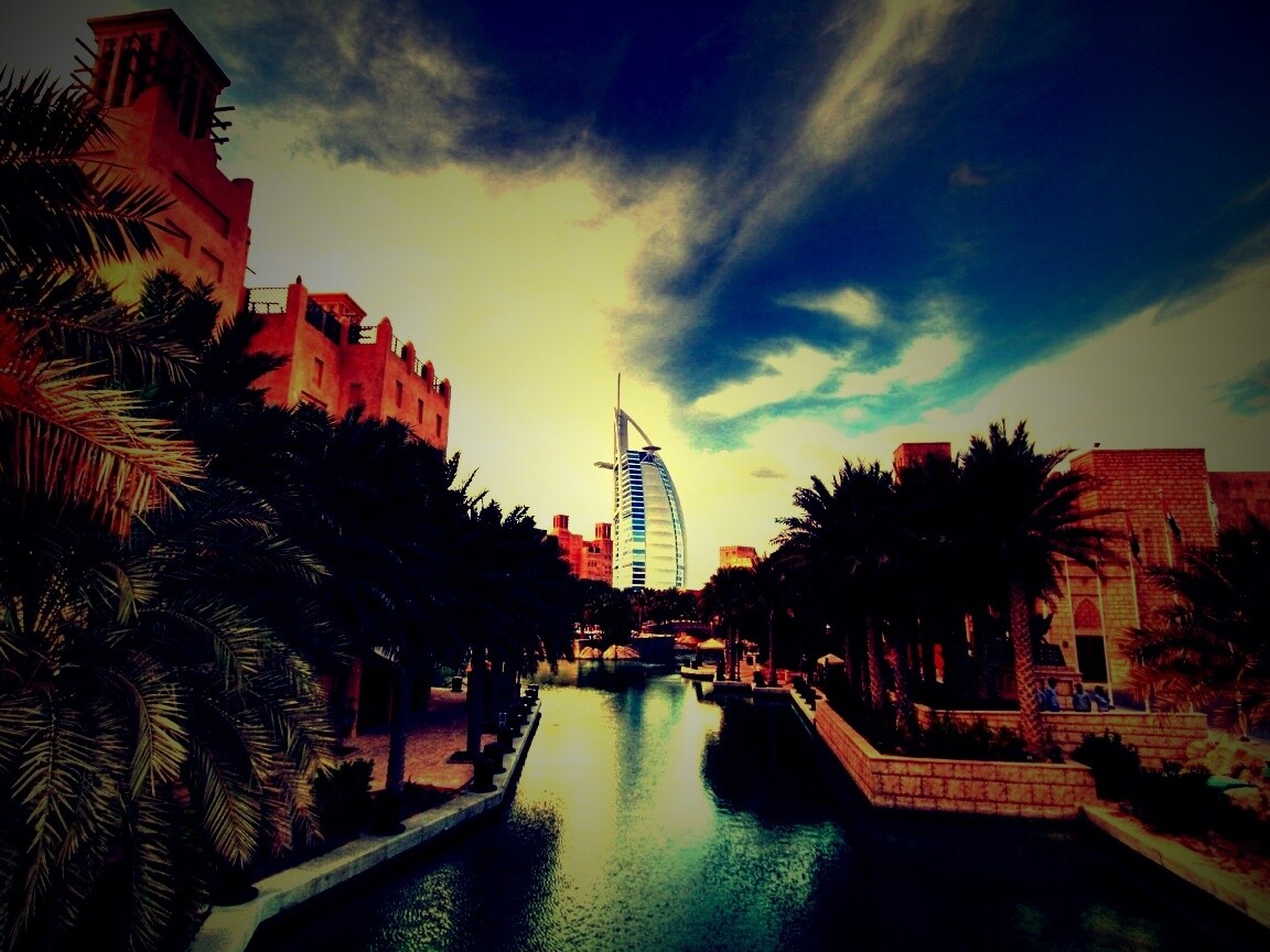 Вид на гостиницу Бурдж Аль Араб в Дубае обои