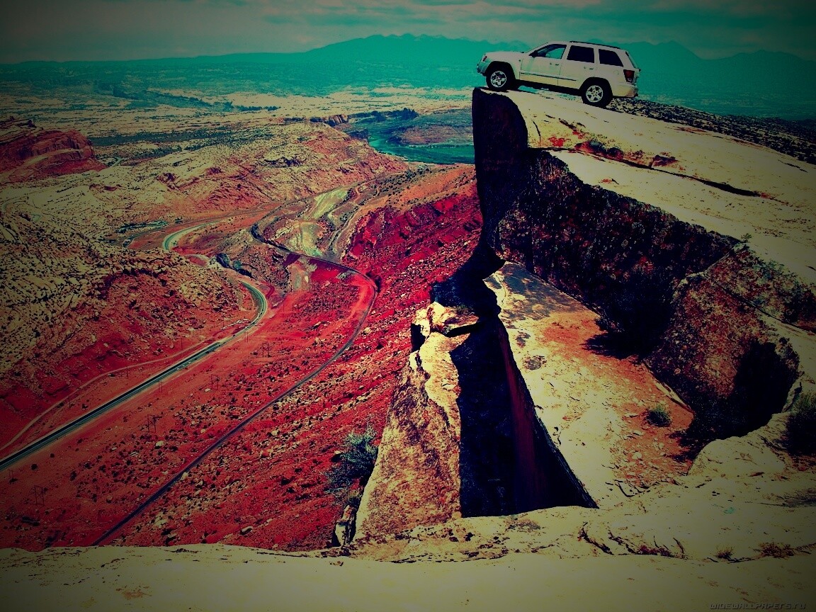 Внедорожник в горах обои