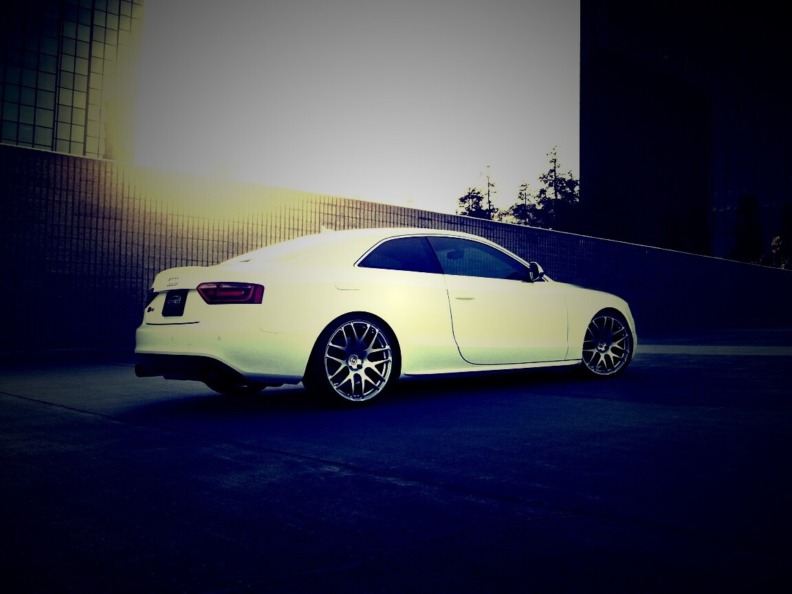 Ауди на парковке обои