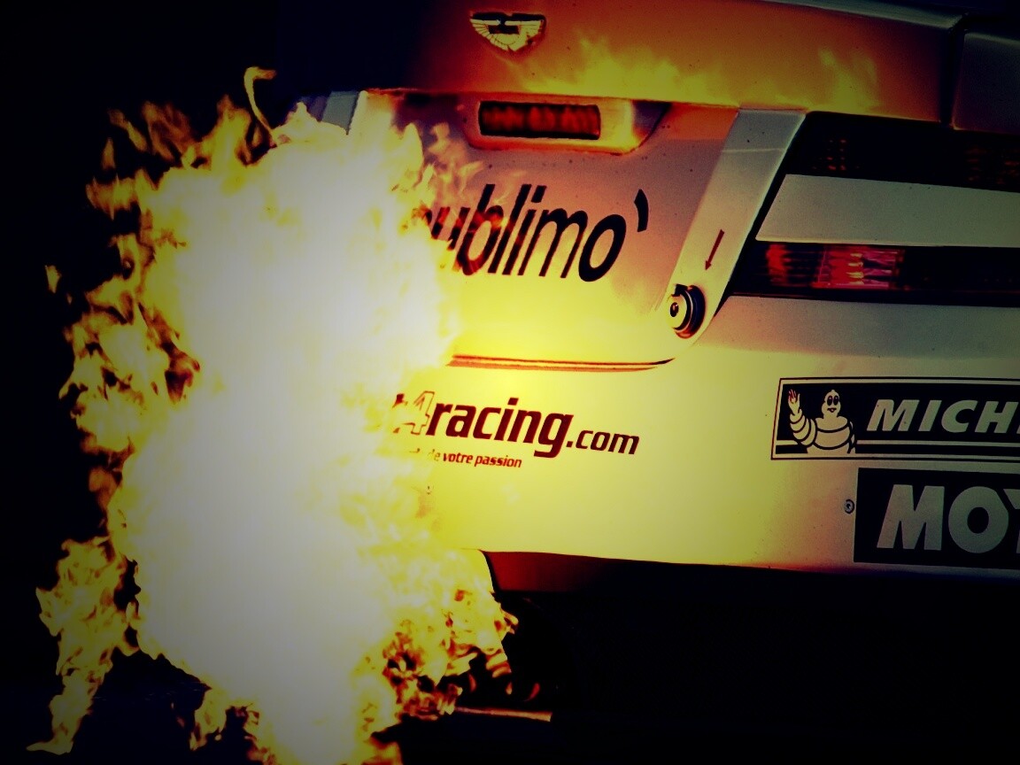 Огонь из выхлопной трубы гоночного Aston Martin обои