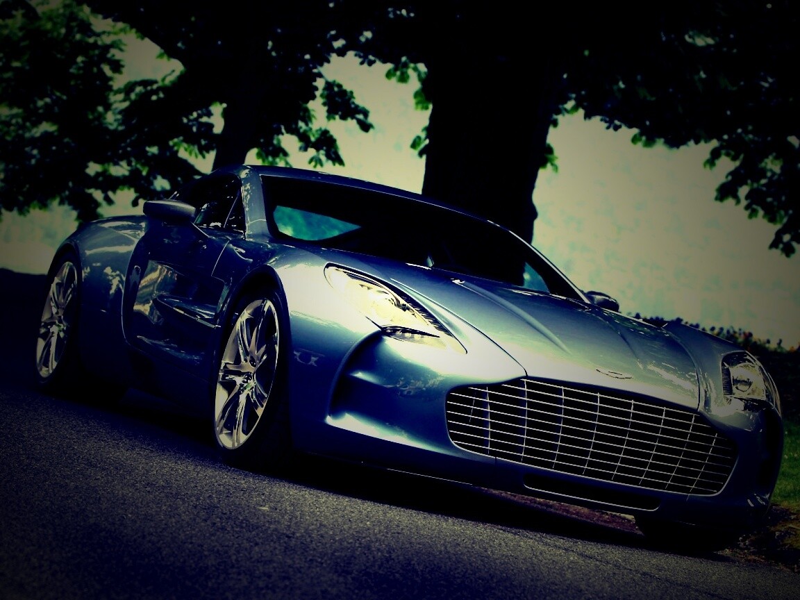 Aston Martin за городом обои