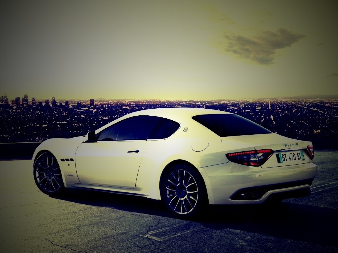 Maserati Granturismo на фоне города обои