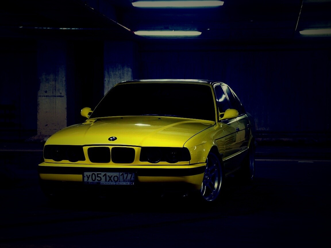 BMW M5 на стоянке обои