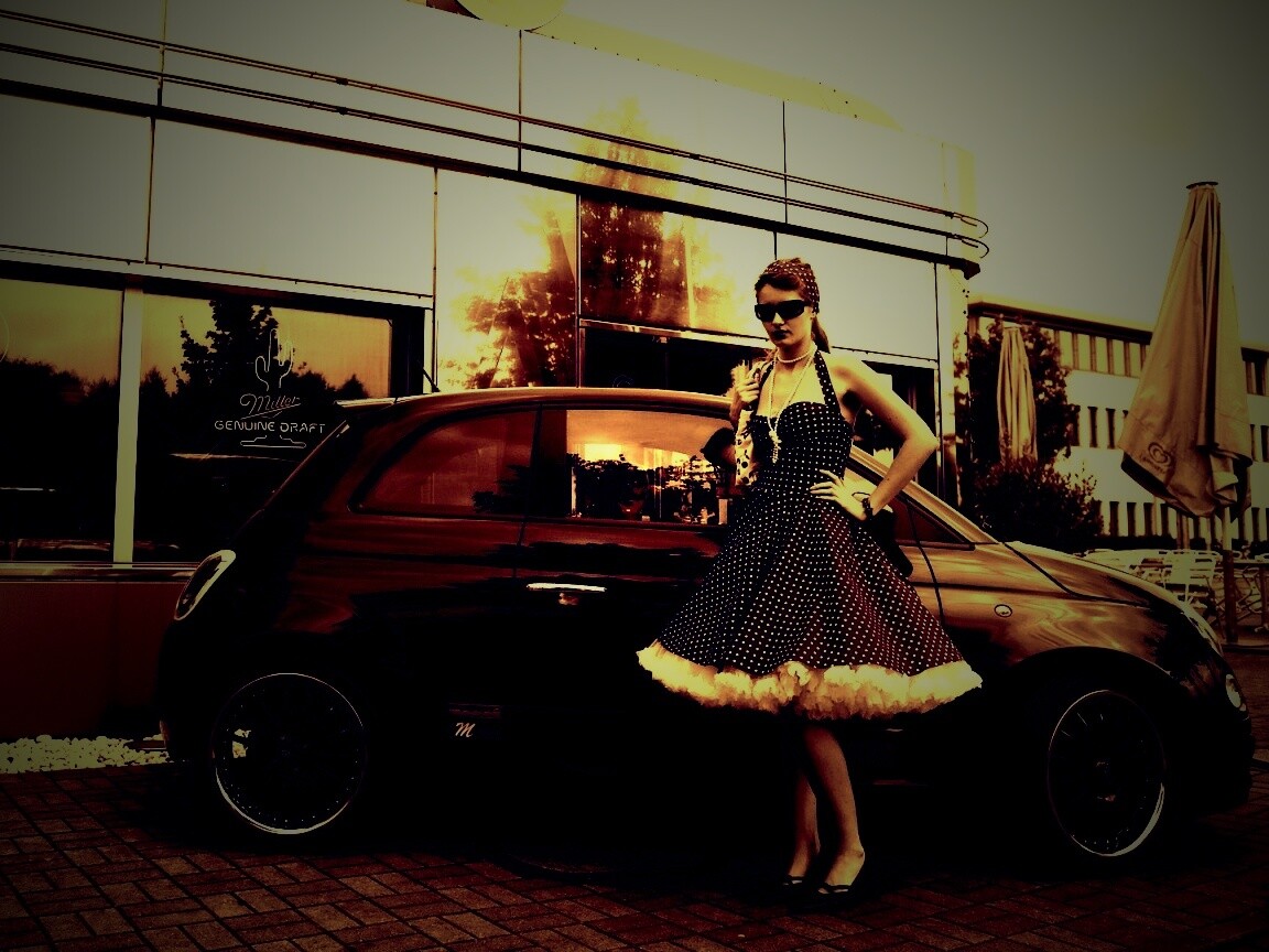 Fiat 500 и девушка обои