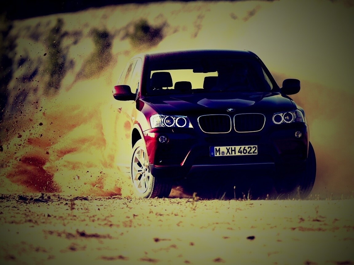 Кроссовер BMW в заносе обои