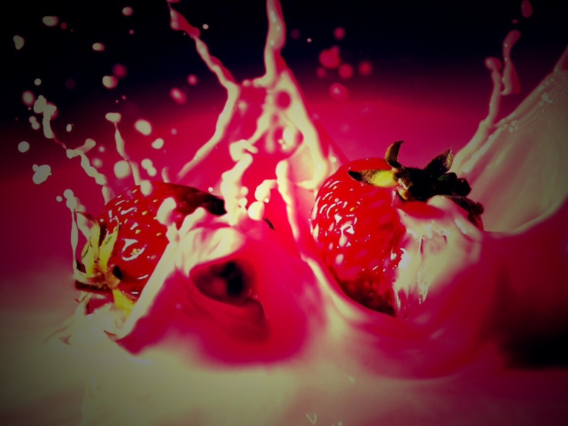 Сочная клубника с молоком обои