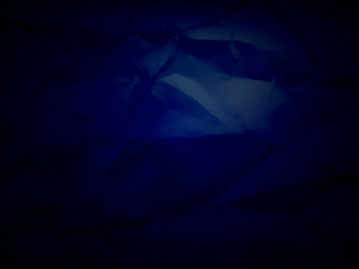 Темная мятая бумага обои