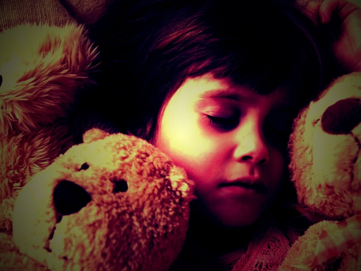 Девочка спит с мишками в обнимку обои