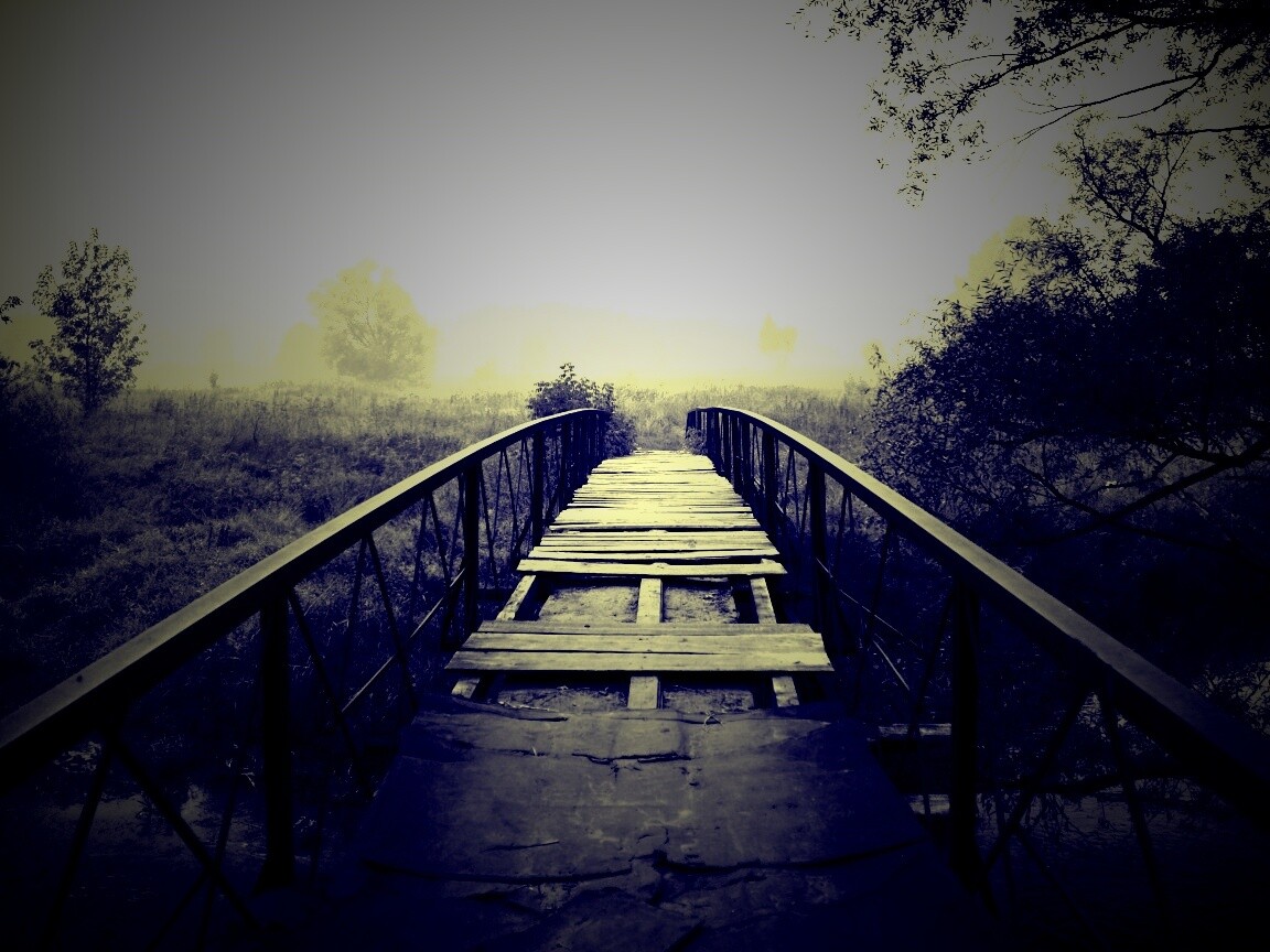 Старый мост на черно-белом фото обои