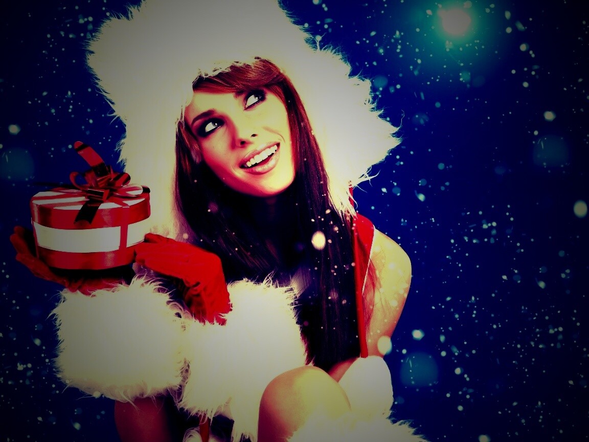 Девушка с новогодним подарком обои
