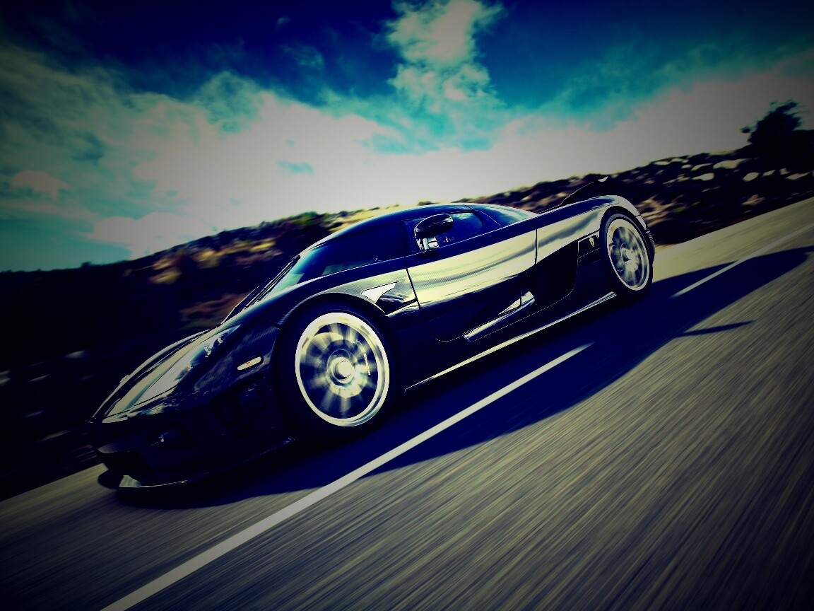 Автомобиль Koenigsegg мчится по трассе обои