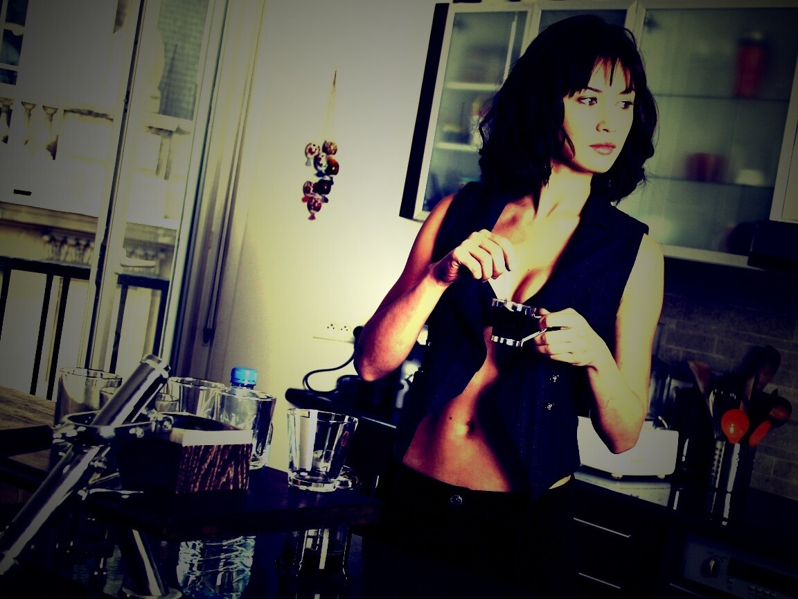 Ольга Куриленко пьет кофе обои