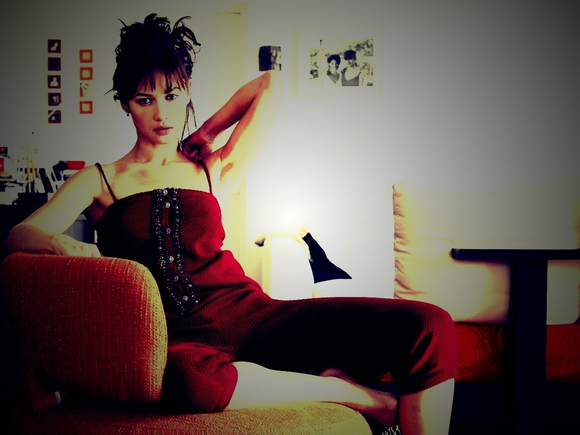 Ольга Куриленко на кресле обои