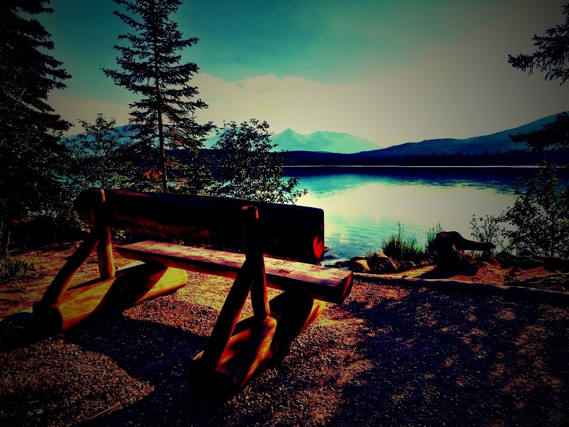 Деревянная скамья на берегу озера обои