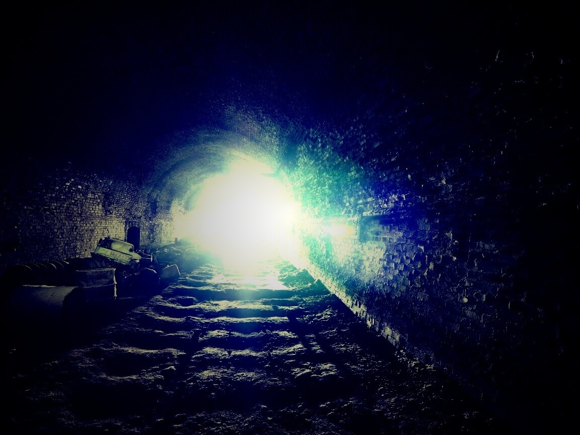 Захламленный тоннель обои