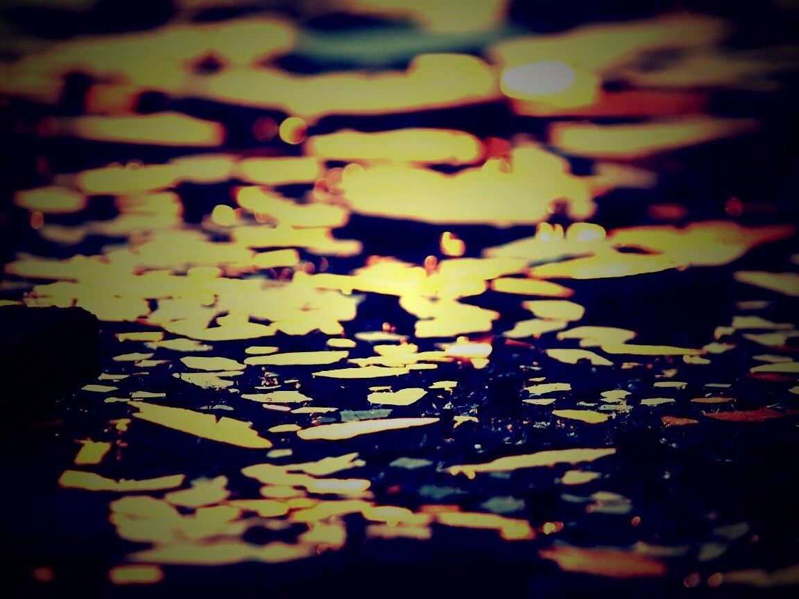 Битое стекло в лучах солнца обои