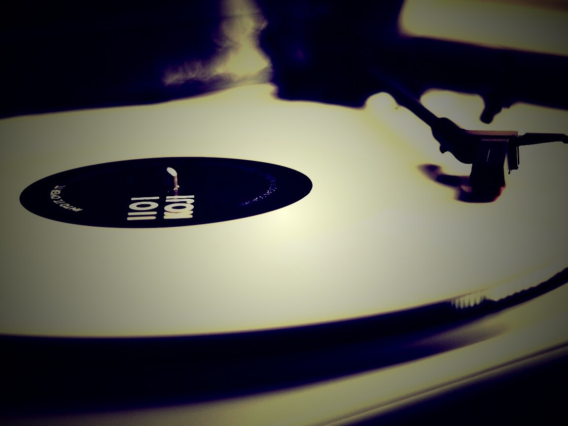 Пластинка на пульте диджея обои