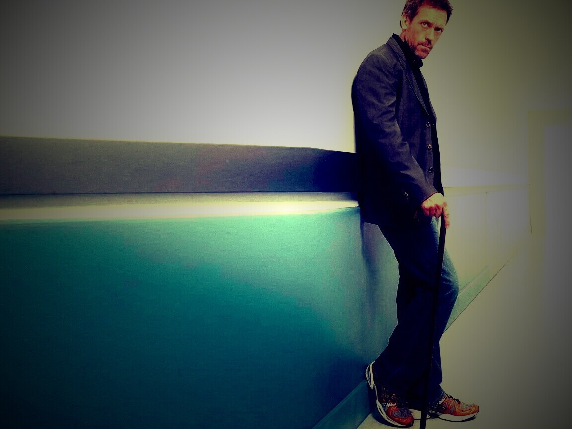 Хаус в больничном коридоре обои