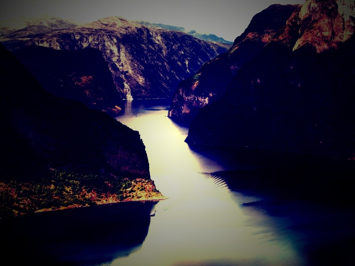 Лодка на реке среди высоких гор обои