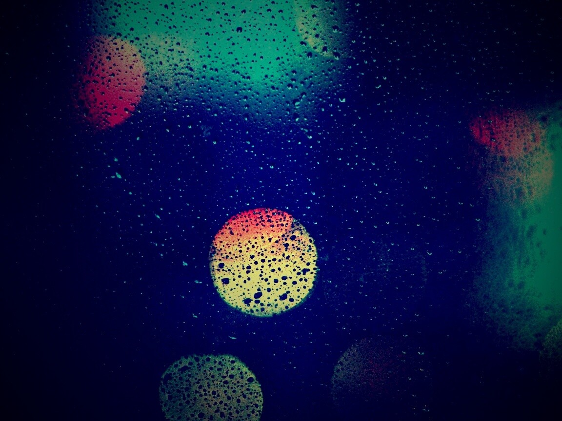 Блики за мокрым стеклом обои