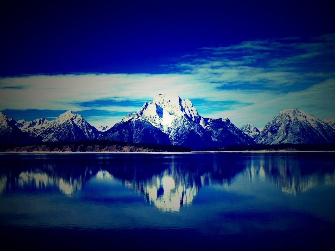 Вид на горы за озером обои