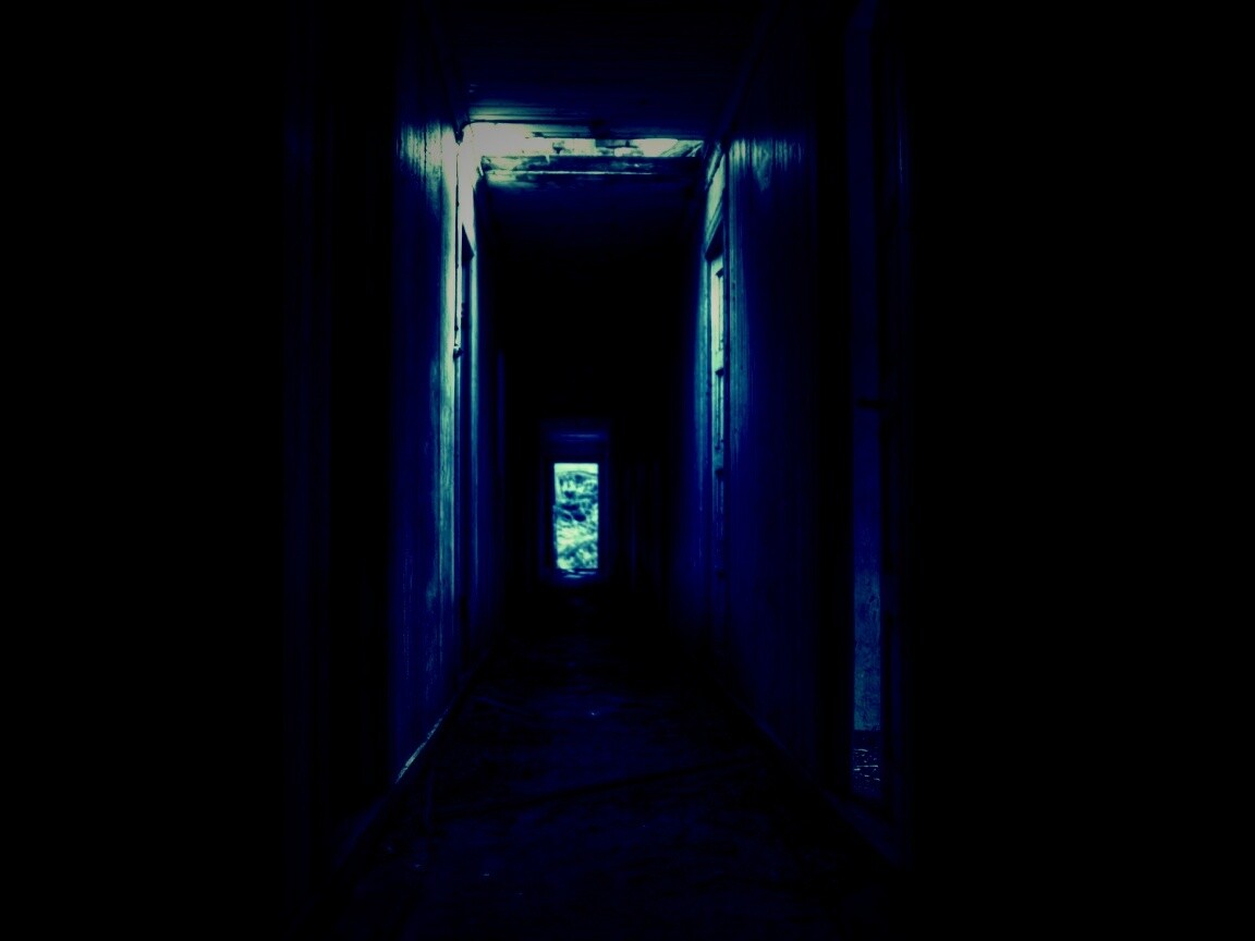 Страшный коридор обои