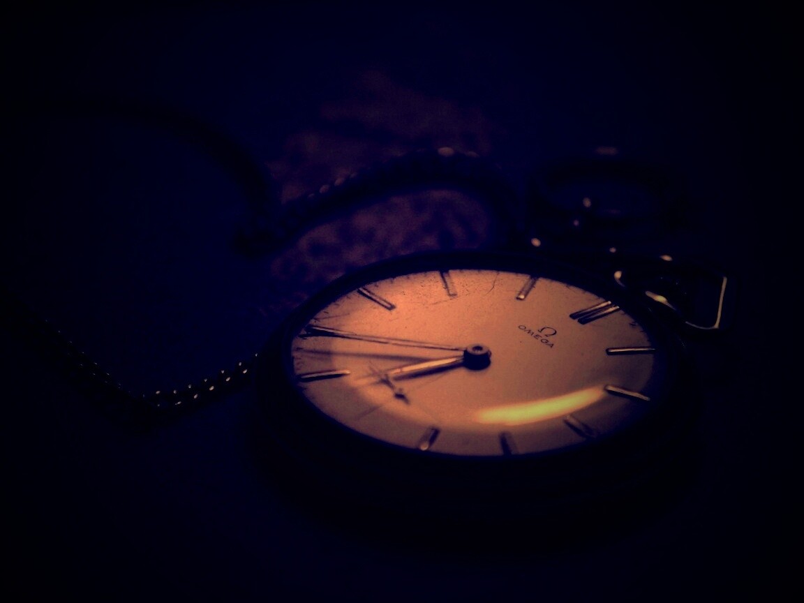 Часы на цепочке обои