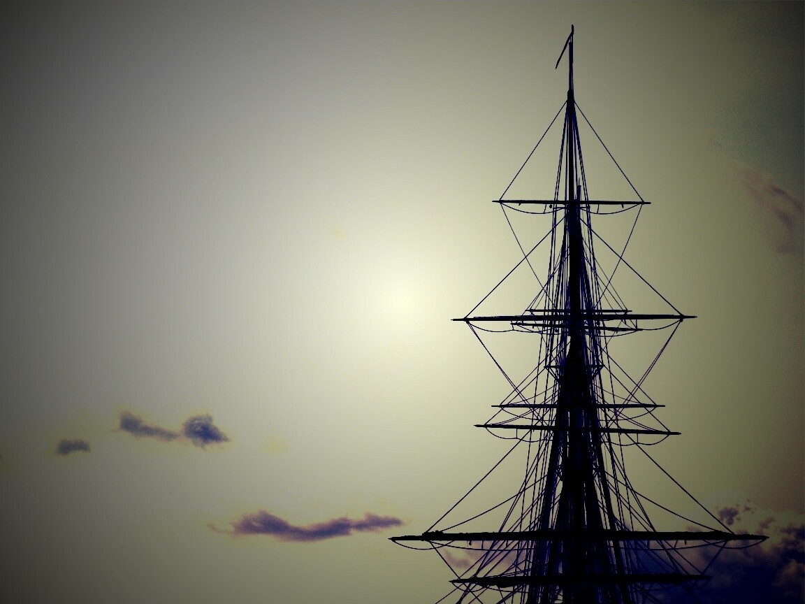 Мачта корабля на фоне неба обои