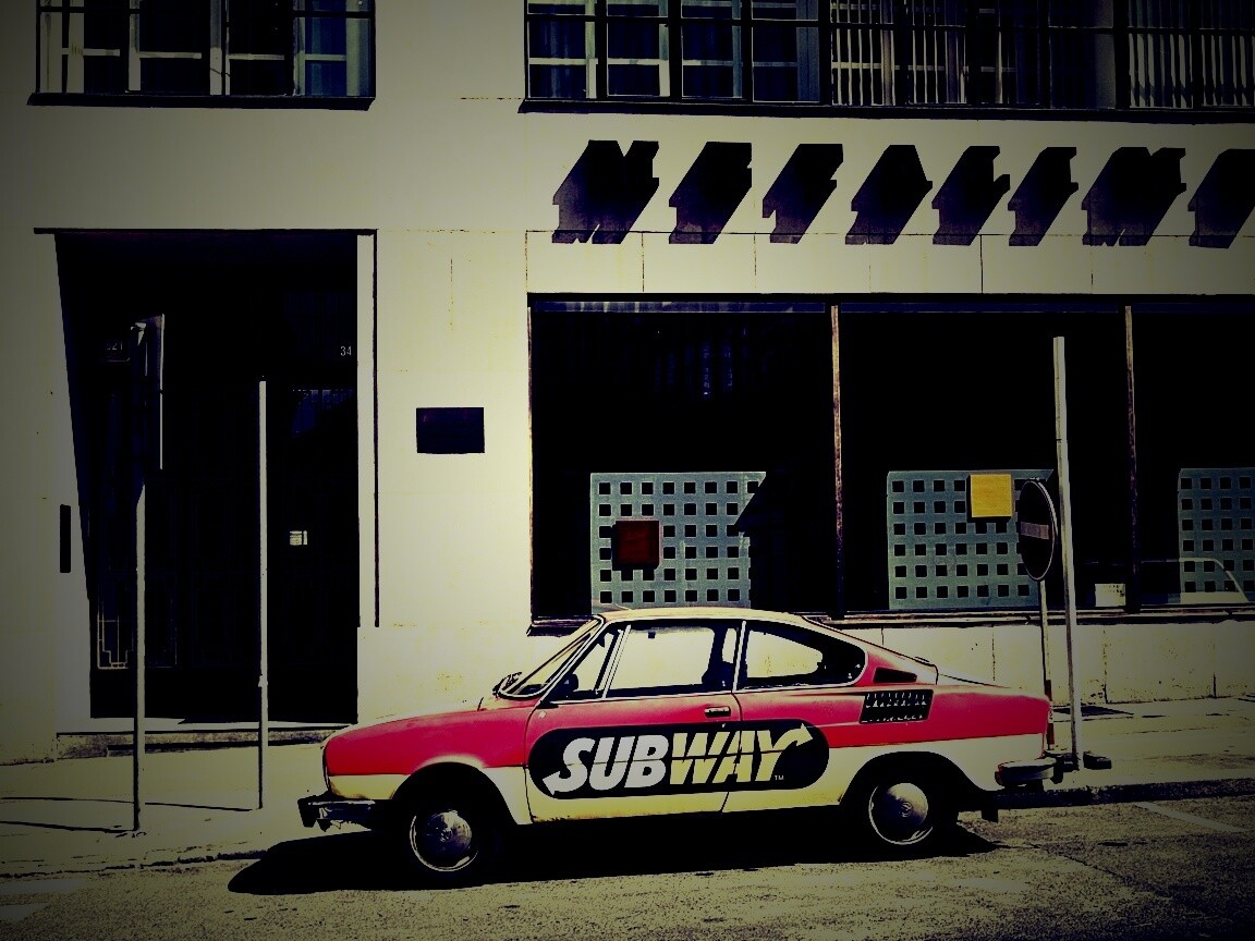Реклама Subway на машине в Праге обои