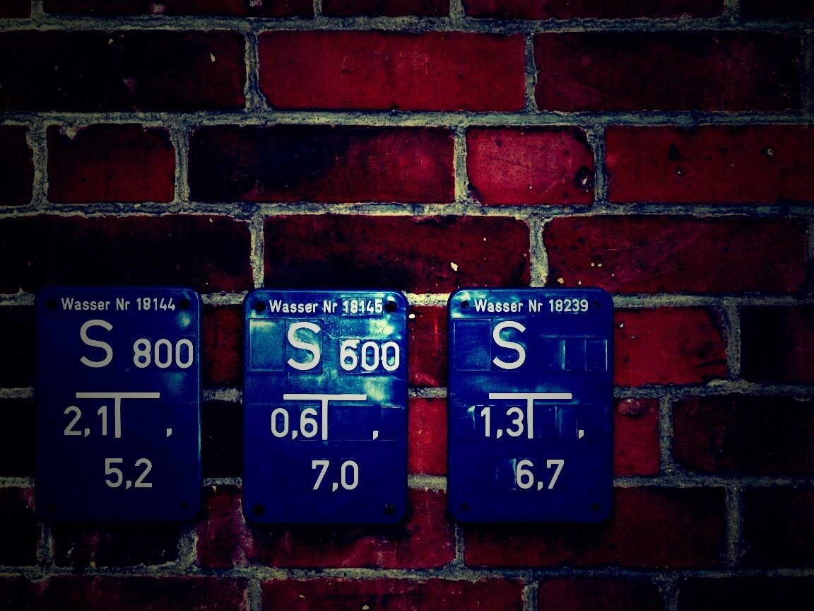 Стена с обозначениями обои