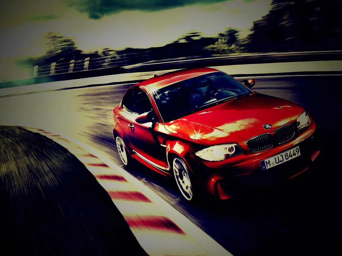 Гонщик за рулем BMW M1 обои