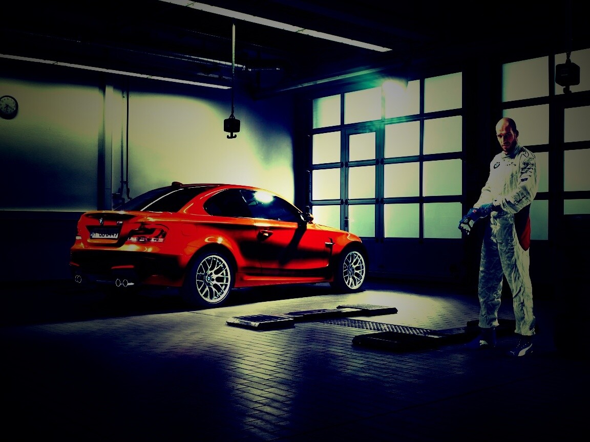 Гонщик и BMW M1 в гараже обои