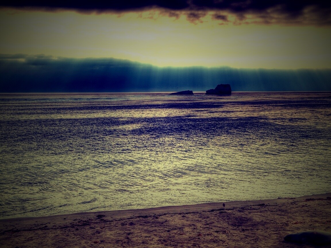 Пляж на фоне светящегосы неба обои