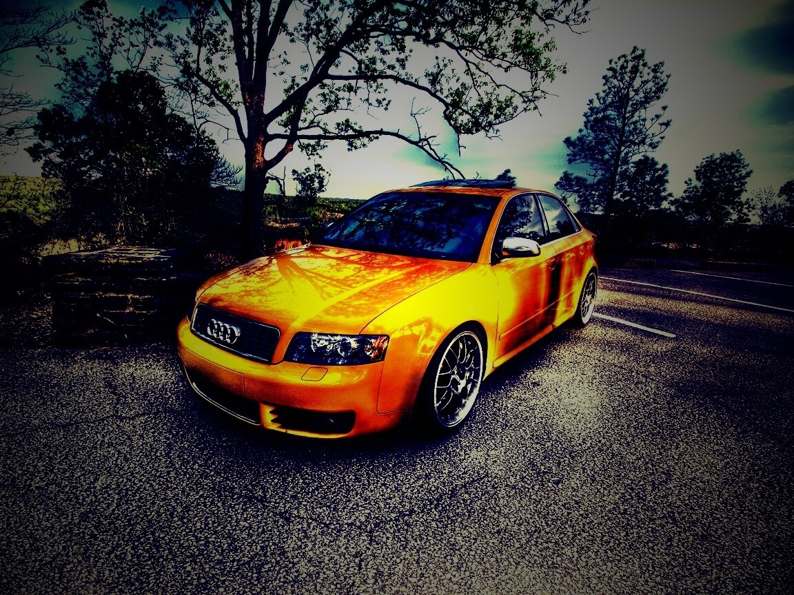 Желтый Ауди на дороге обои