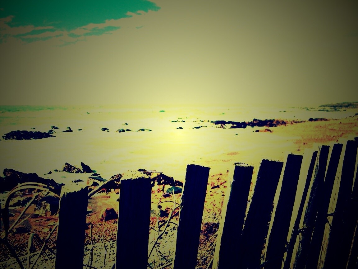 Закрытый пляж за забором обои