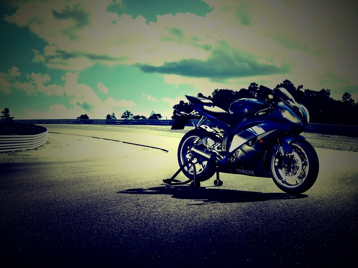 Yamaha R6 на трассе обои