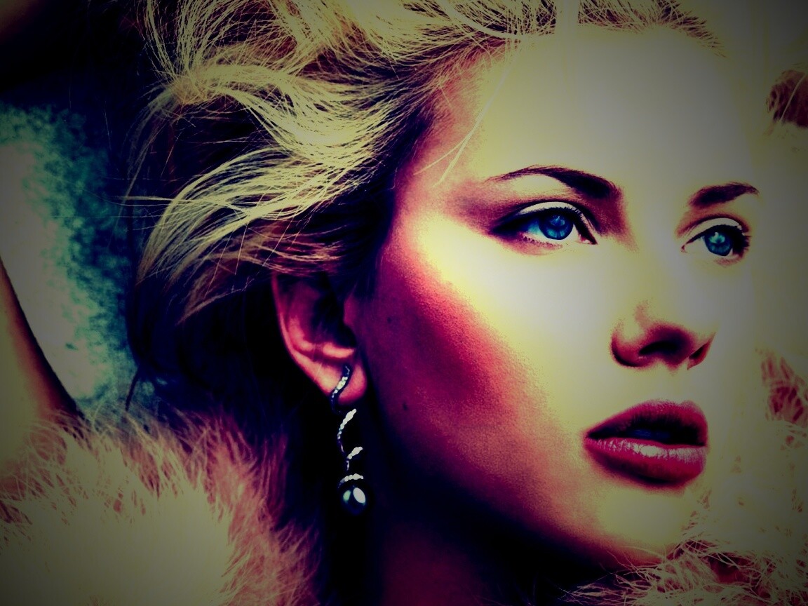 Скарлет Йохансон со змеиными серьгами обои