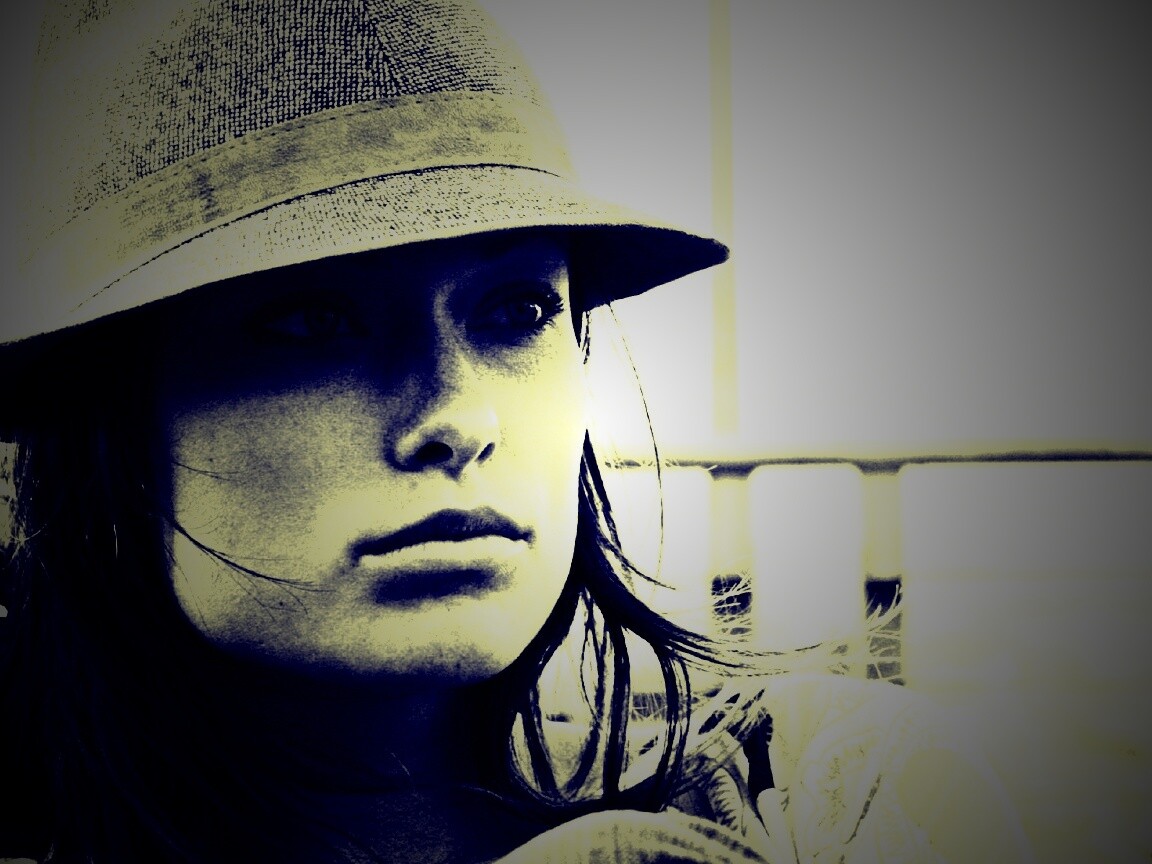 Оливия Уайлд в шикарной шляпе обои