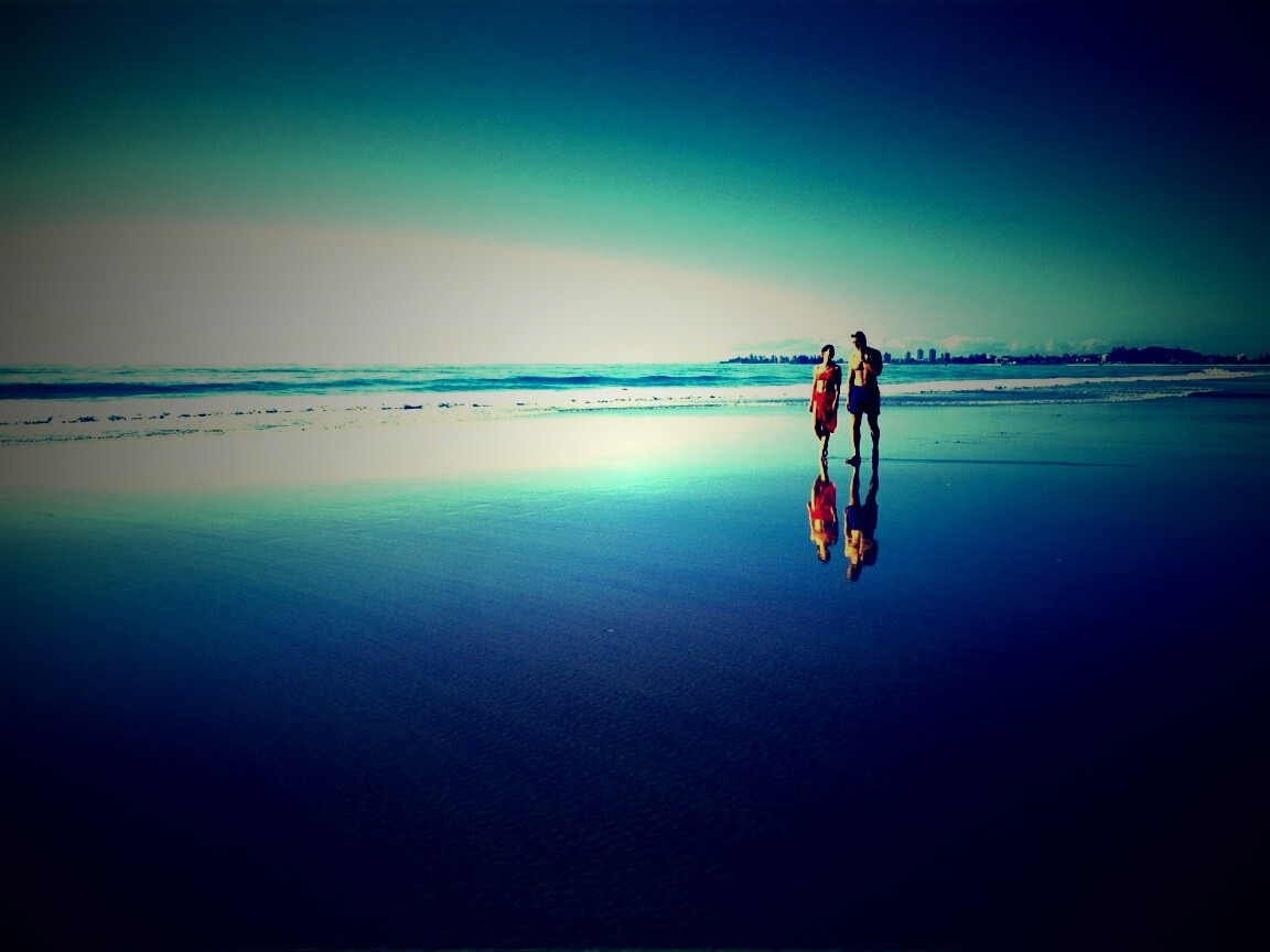 Прогулка у моря обои