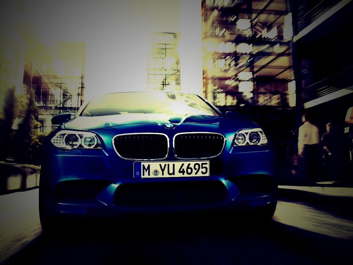 BMW покоряет городскую улицу обои